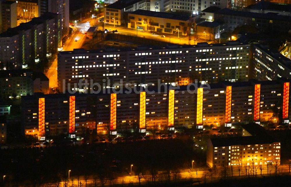 Nacht-Luftaufnahme Dresden - Nachtluftbild Plattenbau- Hochhaus- Wohnsiedlung Johannstadt-Nord in Dresden im Bundesland Sachsen, Deutschland