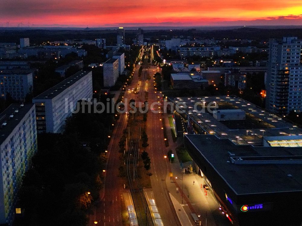 Nacht-Luftaufnahme Halle (Saale) - Nachtluftbild Plattenbau- Hochhaus- Wohnsiedlung im Ortsteil Neustadt in Halle (Saale) im Bundesland Sachsen-Anhalt, Deutschland