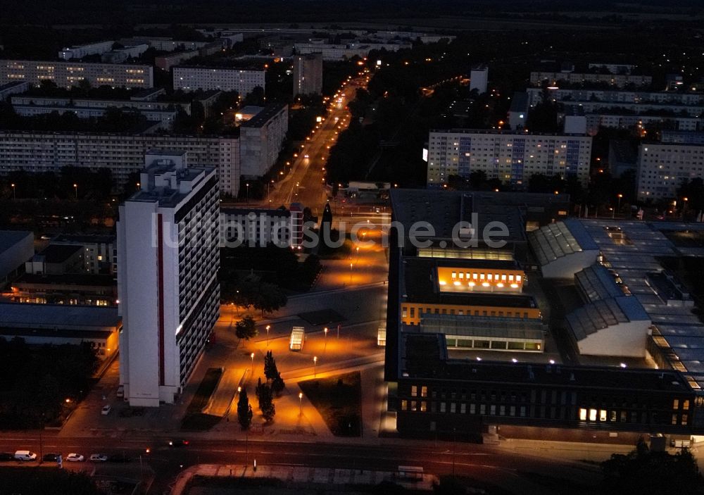 Halle (Saale) bei Nacht aus der Vogelperspektive: Nachtluftbild Plattenbau- Hochhaus- Wohnsiedlung im Ortsteil Neustadt in Halle (Saale) im Bundesland Sachsen-Anhalt, Deutschland