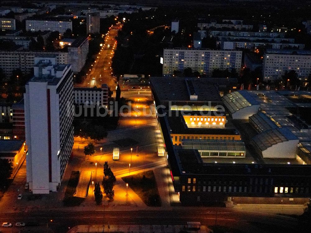 Halle (Saale) bei Nacht aus der Vogelperspektive: Nachtluftbild Plattenbau- Hochhaus- Wohnsiedlung im Ortsteil Neustadt in Halle (Saale) im Bundesland Sachsen-Anhalt, Deutschland