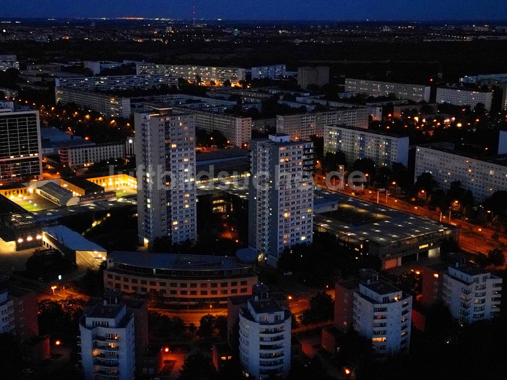 Nachtluftbild Halle (Saale) - Nachtluftbild Plattenbau- Hochhaus- Wohnsiedlung im Ortsteil Neustadt in Halle (Saale) im Bundesland Sachsen-Anhalt, Deutschland