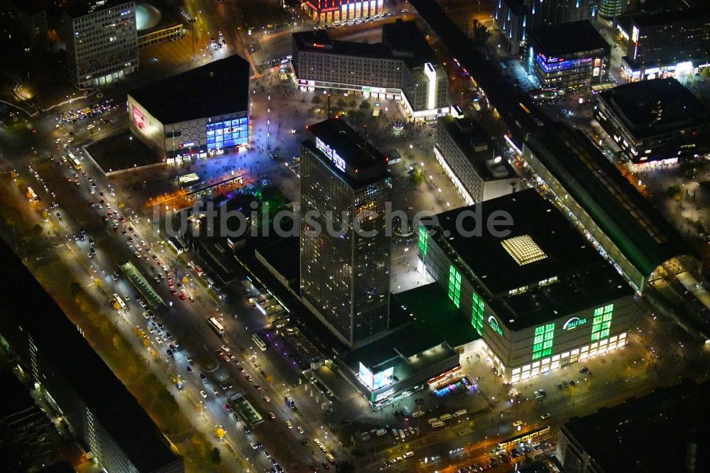 Nachtluftbild Berlin - Nachtluftbild Platz- Ensemble Alexanderplatz im Ortsteil Mitte in Berlin, Deutschland