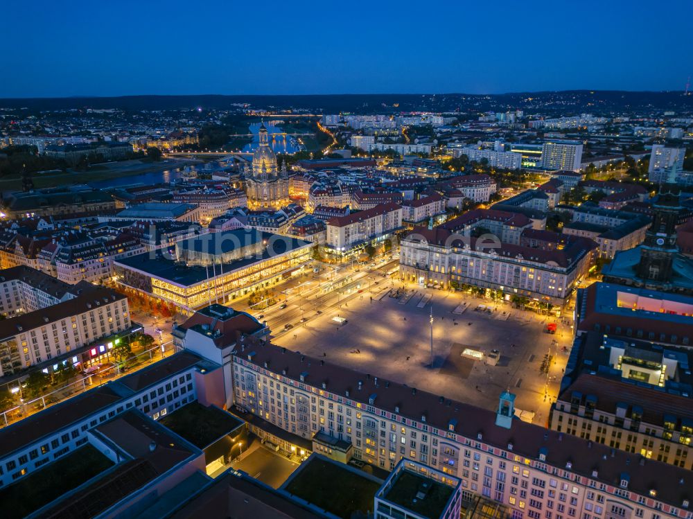 Dresden bei Nacht aus der Vogelperspektive: Nachtluftbild Platz- Ensemble am Altmarkt in Dresden im Bundesland Sachsen, Deutschland