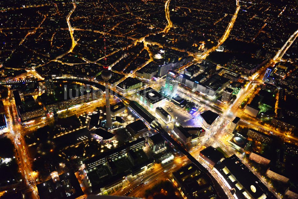 Nacht-Luftaufnahme Berlin - Nachtluftbild Platz- Ensemble am Bahnhof Alexanderplatz in Berlin, Deutschland