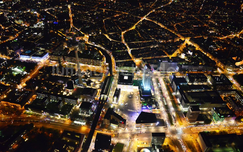 Berlin bei Nacht von oben - Nachtluftbild Platz- Ensemble am Bahnhof Alexanderplatz in Berlin, Deutschland