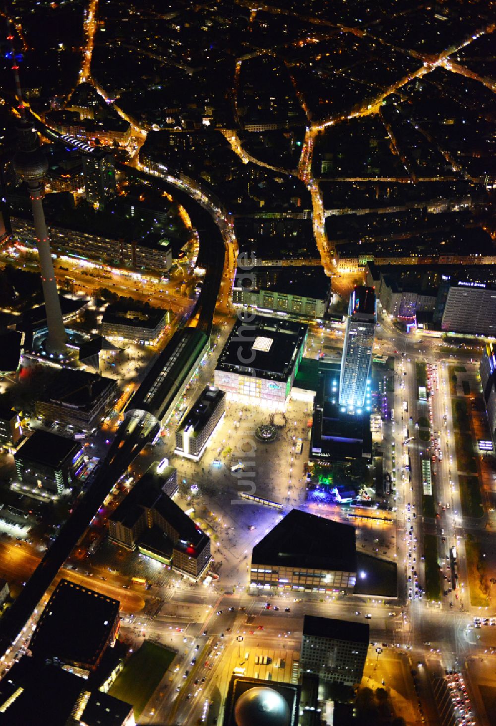 Berlin bei Nacht aus der Vogelperspektive: Nachtluftbild Platz- Ensemble am Bahnhof Alexanderplatz in Berlin, Deutschland