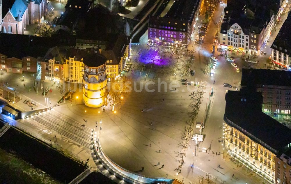 Düsseldorf bei Nacht aus der Vogelperspektive: Nachtluftbild Platz- Ensemble Burgplatz in Düsseldorf im Bundesland Nordrhein-Westfalen, Deutschland