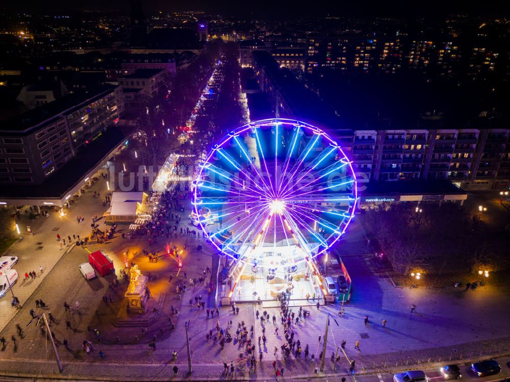 Nacht-Luftaufnahme Dresden - Nachtluftbild Platz- Ensemble in Dresden im Bundesland Sachsen, Deutschland