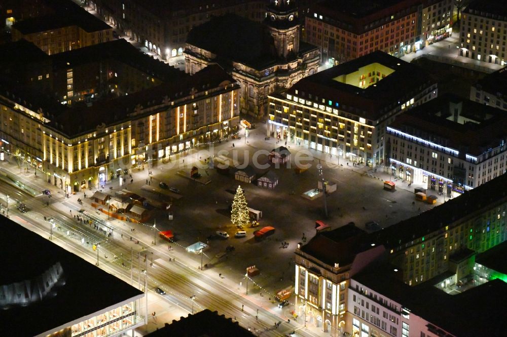 Dresden bei Nacht von oben - Nachtluftbild Platz- Ensemble Dresdner Striezelmarkt am Altmarkt im Ortsteil Altstadt in Dresden im Bundesland Sachsen, Deutschland