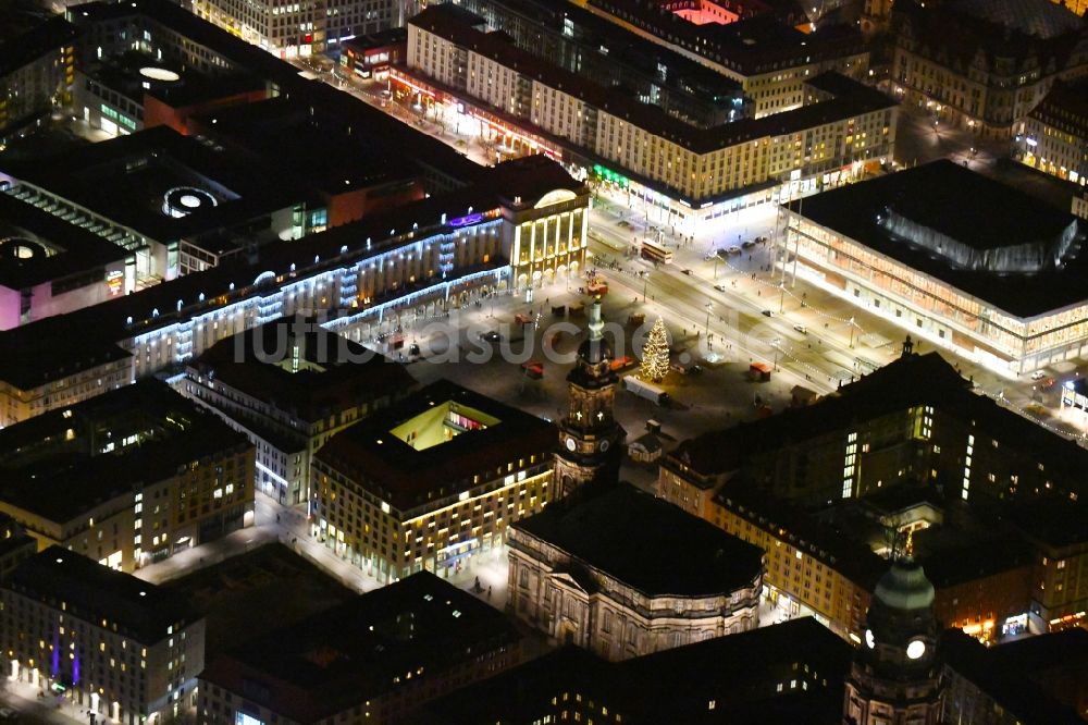 Dresden bei Nacht aus der Vogelperspektive: Nachtluftbild Platz- Ensemble Dresdner Striezelmarkt am Altmarkt im Ortsteil Altstadt in Dresden im Bundesland Sachsen, Deutschland