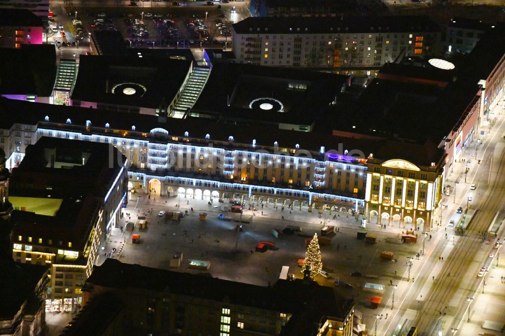 Dresden bei Nacht aus der Vogelperspektive: Nachtluftbild Platz- Ensemble Dresdner Striezelmarkt am Altmarkt im Ortsteil Altstadt in Dresden im Bundesland Sachsen, Deutschland