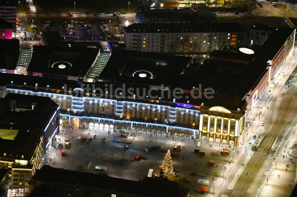 Nachtluftbild Dresden - Nachtluftbild Platz- Ensemble Dresdner Striezelmarkt am Altmarkt im Ortsteil Altstadt in Dresden im Bundesland Sachsen, Deutschland