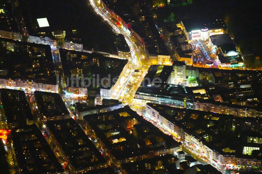 Nacht-Luftaufnahme Berlin - Nachtluftbild Platz- Ensemble Hermannplatz im Ortsteil Neukölln in Berlin, Deutschland