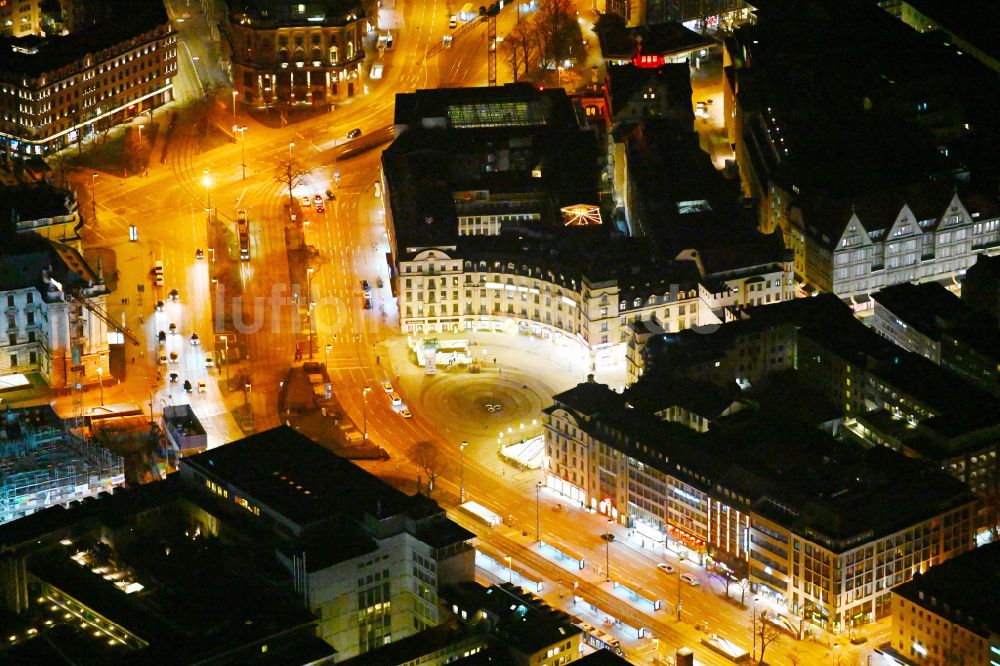 München bei Nacht aus der Vogelperspektive: Nachtluftbild Platz- Ensemble Karlsplatz - Stachus in München im Bundesland Bayern, Deutschland