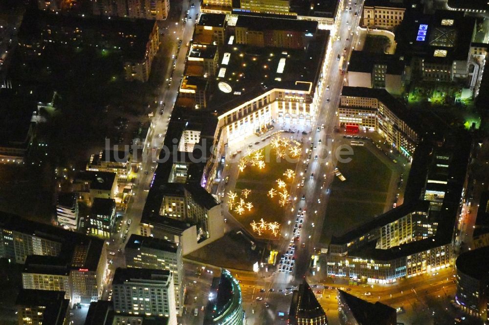 Berlin bei Nacht von oben - Nachtluftbild Platz- Ensemble Leipziger Platz - Leipziger Straße im Ortsteil Mitte in Berlin, Deutschland