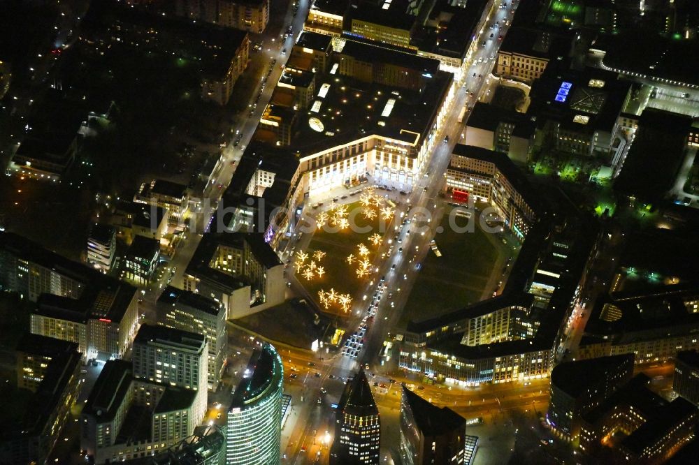 Berlin bei Nacht aus der Vogelperspektive: Nachtluftbild Platz- Ensemble Leipziger Platz - Leipziger Straße im Ortsteil Mitte in Berlin, Deutschland