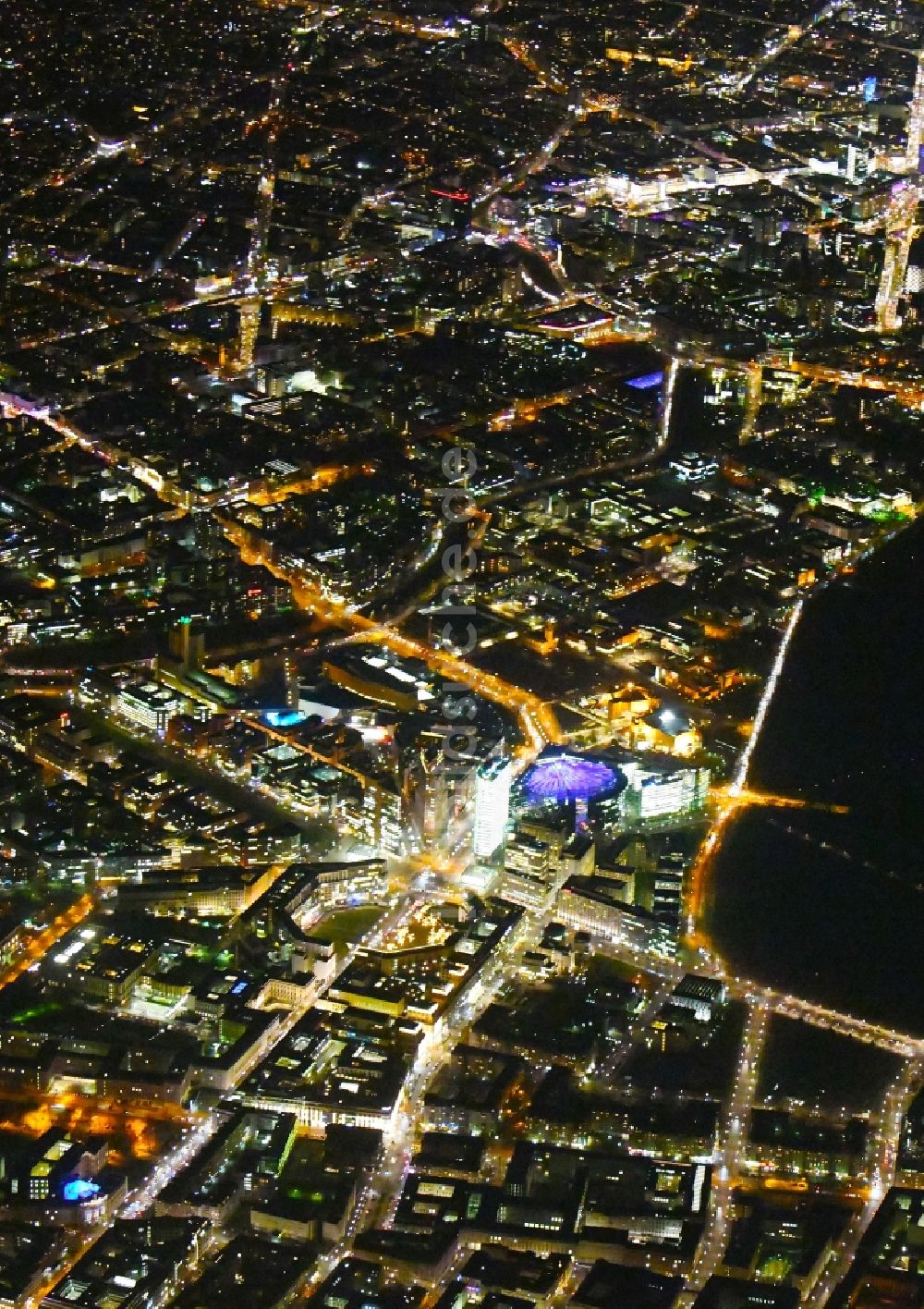 Berlin bei Nacht von oben - Nachtluftbild Platz- Ensemble Leipziger Platz und Potsdamer Platz im Ortsteil Mitte in Berlin, Deutschland