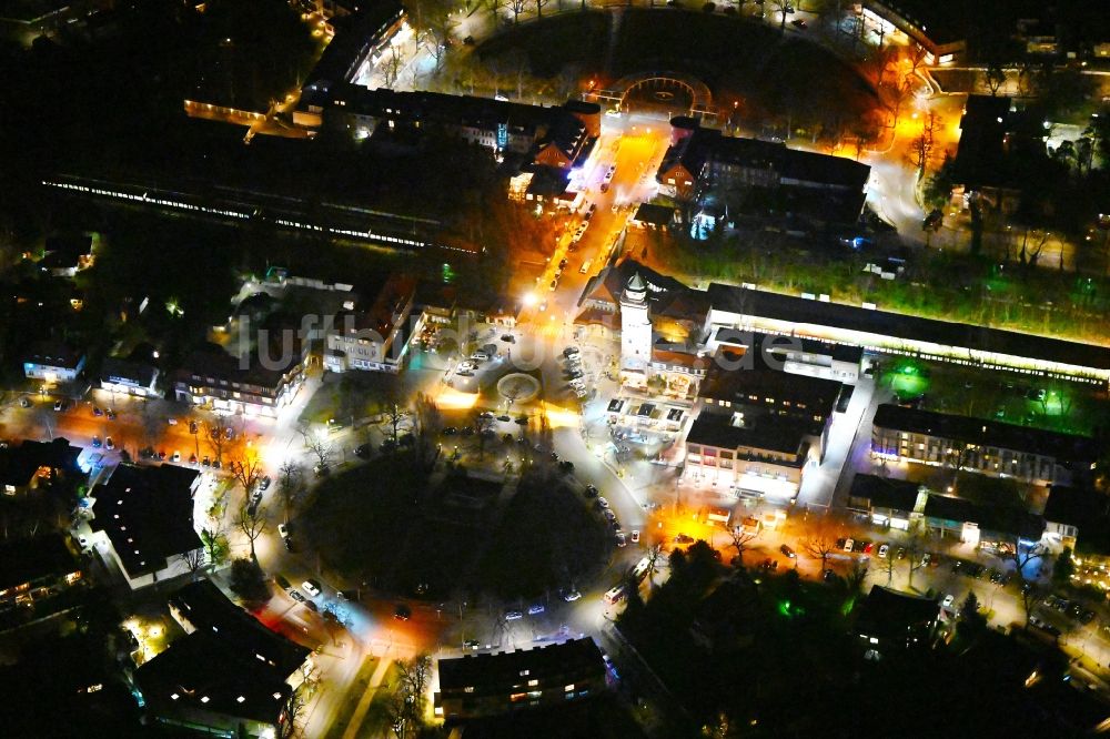 Berlin bei Nacht von oben - Nachtluftbild Platz- Ensemble Ludolfinger Platz in Berlin, Deutschland