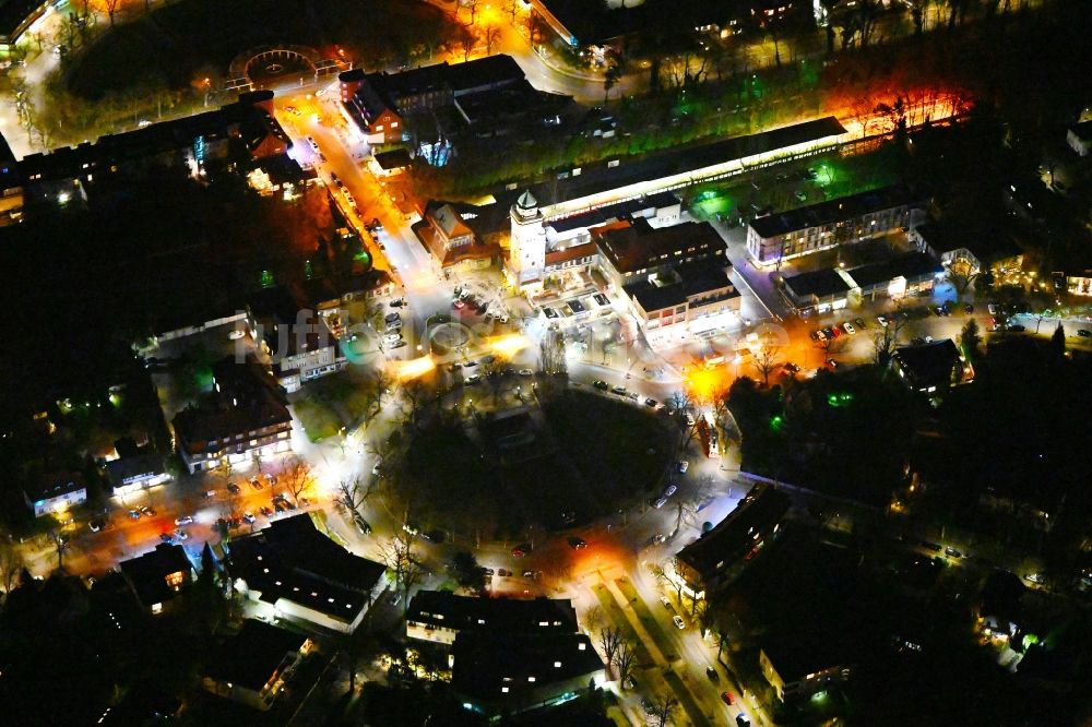 Berlin bei Nacht aus der Vogelperspektive: Nachtluftbild Platz- Ensemble Ludolfinger Platz in Berlin, Deutschland