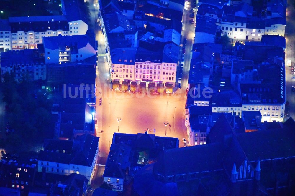 Nacht-Luftaufnahme Schwerin - Nachtluftbild Platz- Ensemble Marktplatz in Schwerin im Bundesland Mecklenburg-Vorpommern, Deutschland