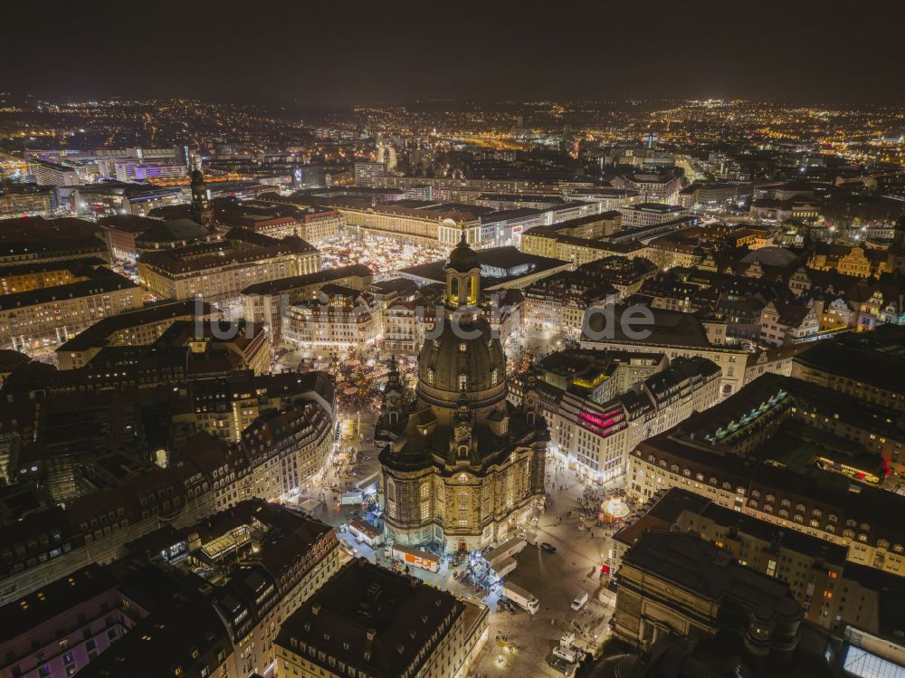 Dresden bei Nacht aus der Vogelperspektive: Nachtluftbild Platz- Ensemble Neumarkt in Dresden im Bundesland Sachsen, Deutschland