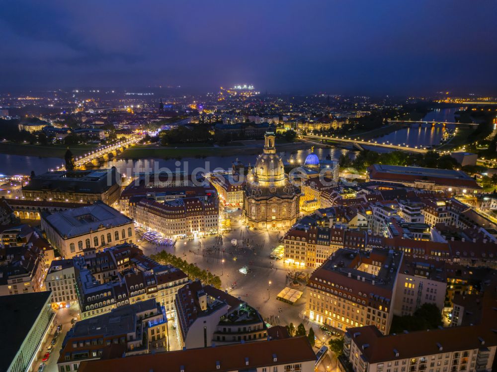 Dresden bei Nacht von oben - Nachtluftbild Platz- Ensemble Neumarkt mit Frauenkirche in Dresden im Bundesland Sachsen, Deutschland