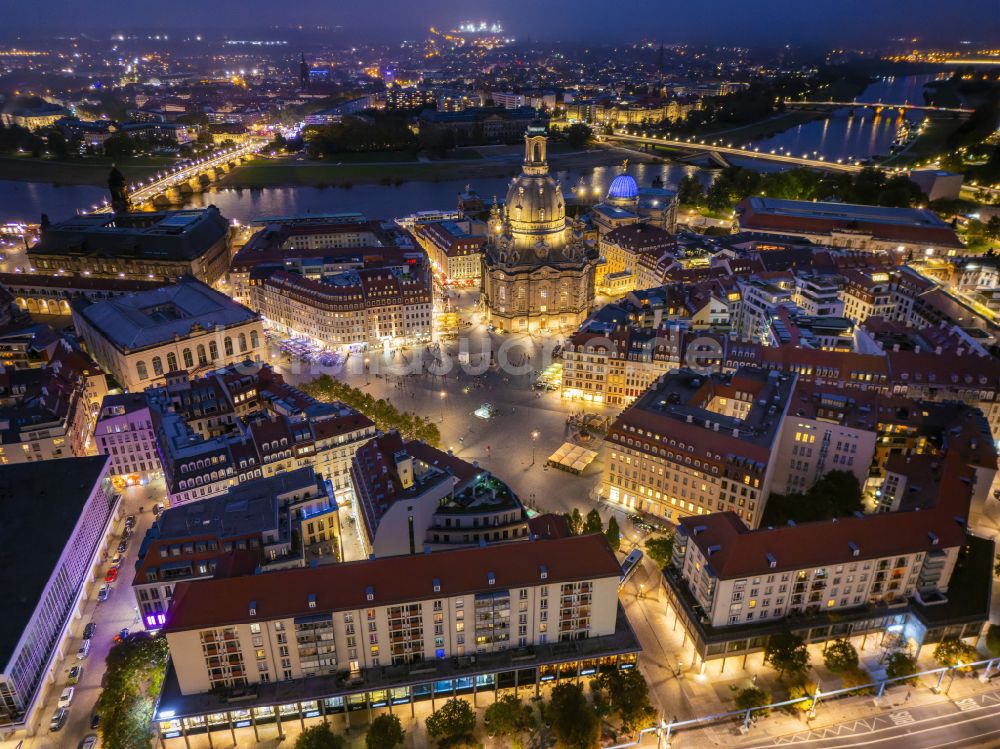 Dresden bei Nacht aus der Vogelperspektive: Nachtluftbild Platz- Ensemble Neumarkt mit Frauenkirche in Dresden im Bundesland Sachsen, Deutschland