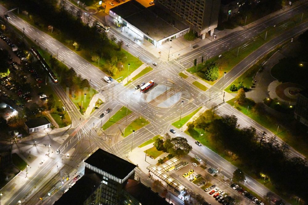 Nacht-Luftaufnahme Dresden - Nachtluftbild Platz- Ensemble Pirnaischer Platz in Dresden im Bundesland Sachsen, Deutschland