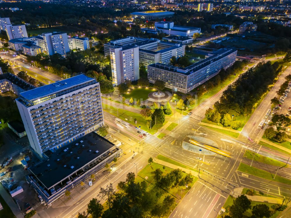 Dresden bei Nacht aus der Vogelperspektive: Nachtluftbild Platz- Ensemble Pirnaischer Platz in Dresden im Bundesland Sachsen, Deutschland