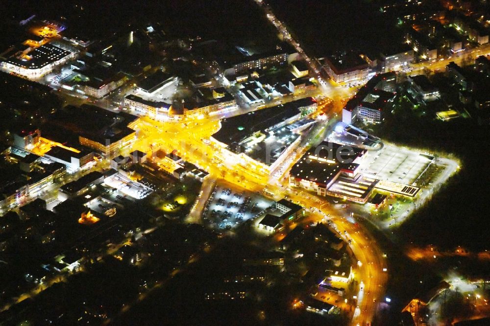 Berlin bei Nacht von oben - Nachtluftbild Platz- Ensemble Platz- Ensemble Kurt-Schumacher-Platz im Ortsteil Reinickendorf in Berlin, Deutschland