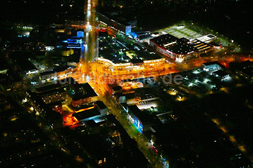 Berlin bei Nacht von oben - Nachtluftbild Platz- Ensemble Platz- Ensemble Kurt-Schumacher-Platz im Ortsteil Reinickendorf in Berlin, Deutschland