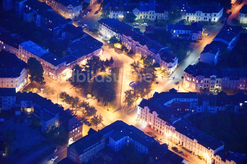 Schwerin bei Nacht von oben - Nachtluftbild Platz- Ensemble Platz der Freiheit in Schwerin im Bundesland Mecklenburg-Vorpommern, Deutschland