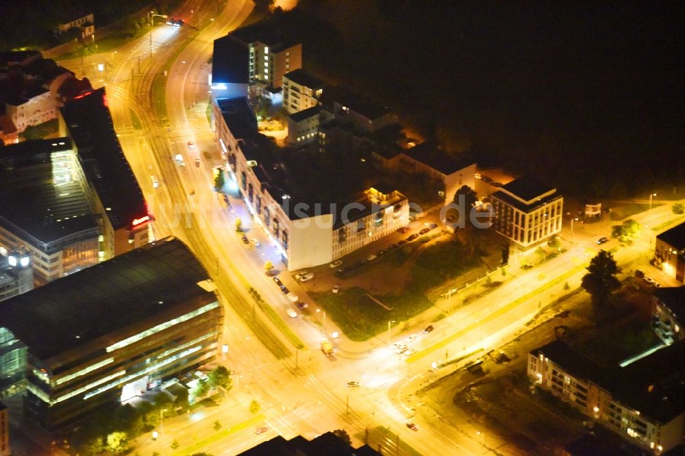 Rostock bei Nacht aus der Vogelperspektive: Nachtluftbild Platz- Ensemble Schröderplatz - Am Vogelteich im Ortsteil Mitte in Rostock im Bundesland Mecklenburg-Vorpommern, Deutschland