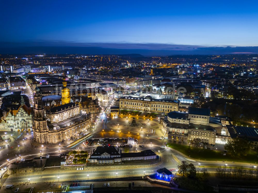 Dresden bei Nacht aus der Vogelperspektive: Nachtluftbild Platz- Ensemble Theaterplatz in der Altstadt in Dresden im Bundesland Sachsen, Deutschland