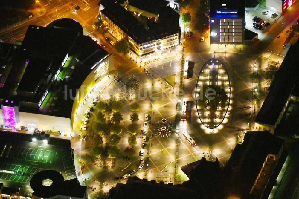 Osnabrück bei Nacht aus der Vogelperspektive: Nachtluftbild Platz- Ensemble Theodor-Heuss-Platz in Osnabrück im Bundesland Niedersachsen, Deutschland