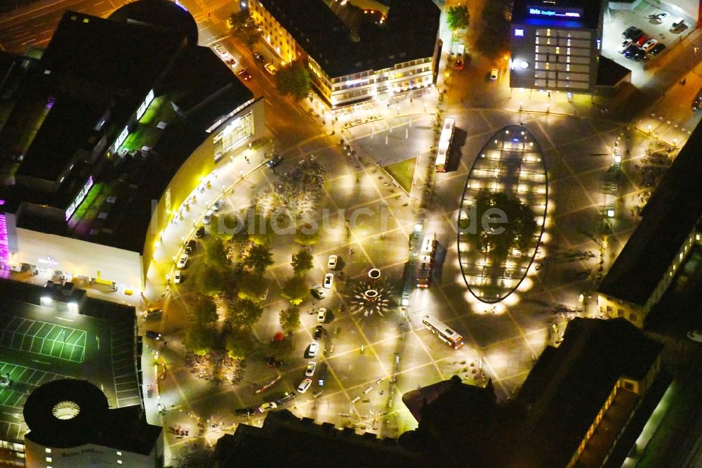 Nachtluftbild Osnabrück - Nachtluftbild Platz- Ensemble Theodor-Heuss-Platz in Osnabrück im Bundesland Niedersachsen, Deutschland