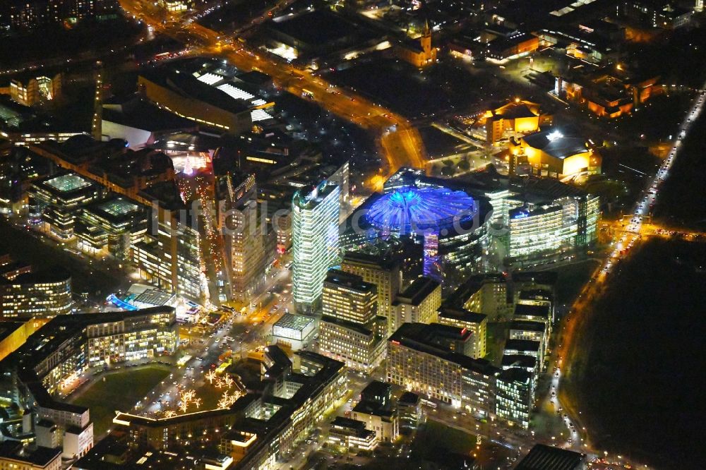 Berlin bei Nacht aus der Vogelperspektive: Nachtluftbild Potsdamer Platz und Leipziger Platz im Innenstadt- Zentrum in Berlin