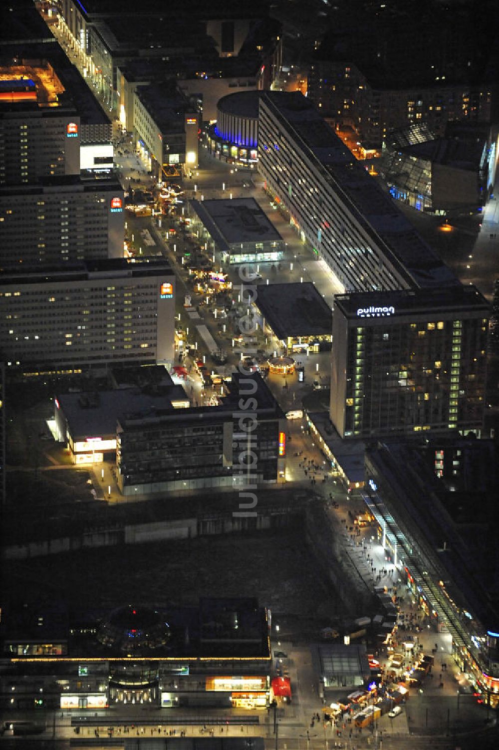 Dresden bei Nacht aus der Vogelperspektive: Prager Straße Dresden bei Nacht