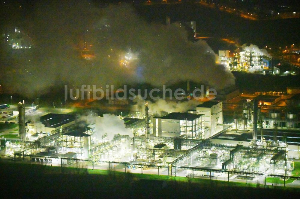 Nacht-Luftaufnahme Elsteraue - Nachtluftbild Raffinerie- Werksgelände des Chemie- und Industriepark Zeitz in Elsteraue im Bundesland Sachsen-Anhalt, Deutschland