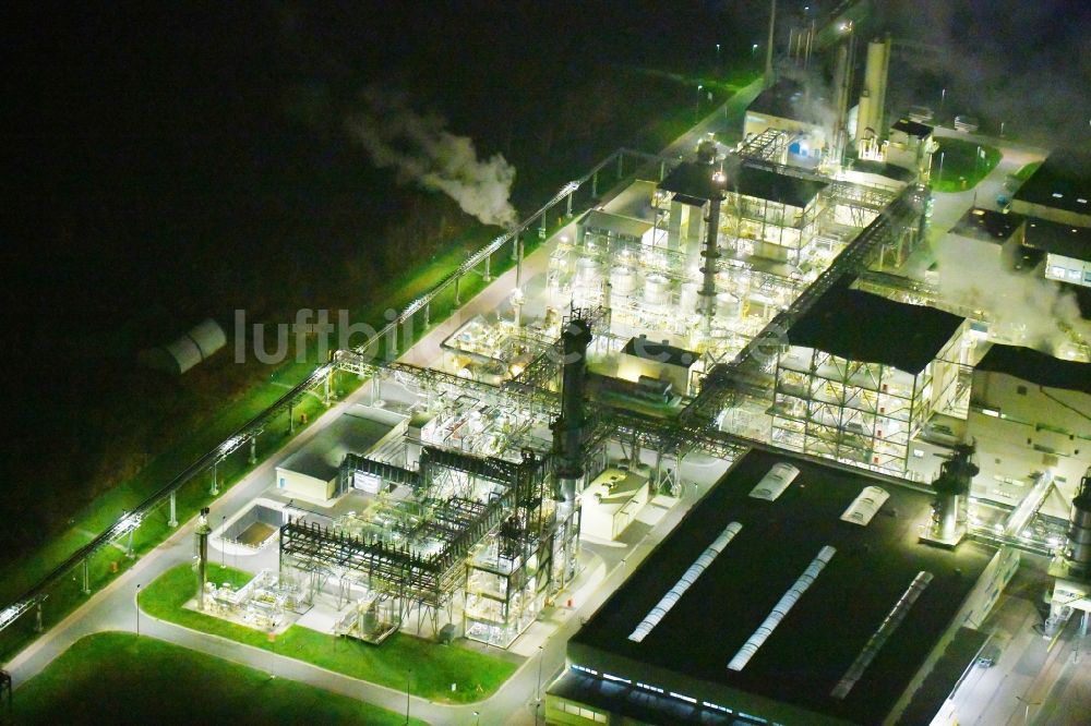 Elsteraue bei Nacht von oben - Nachtluftbild Raffinerie- Werksgelände des Chemie- und Industriepark Zeitz in Elsteraue im Bundesland Sachsen-Anhalt, Deutschland