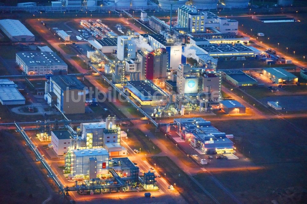 Nachtluftbild Bitterfeld-Wolfen - Nachtluftbild Raffinerie- Werksgelände des Chemieproduzenten der Bayer Bitterfeld GmbH im Chemiepark im Ortsteil Greppin in Bitterfeld-Wolfen im Bundesland Sachsen-Anhalt