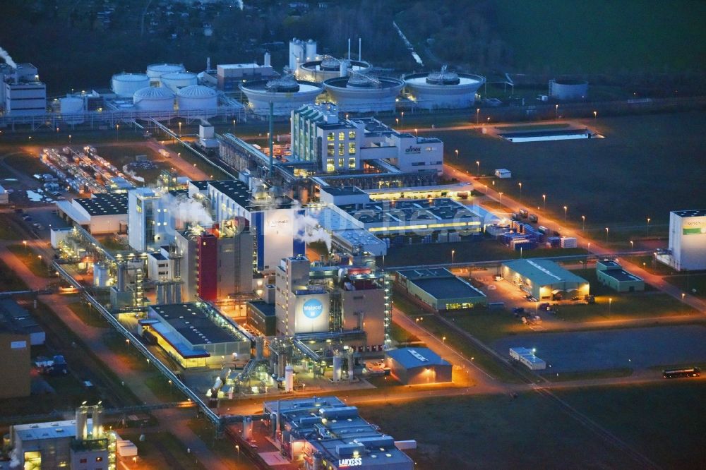 Nacht-Luftaufnahme Bitterfeld-Wolfen - Nachtluftbild Raffinerie- Werksgelände des Chemieproduzenten der Bayer Bitterfeld GmbH im Chemiepark im Ortsteil Greppin in Bitterfeld-Wolfen im Bundesland Sachsen-Anhalt