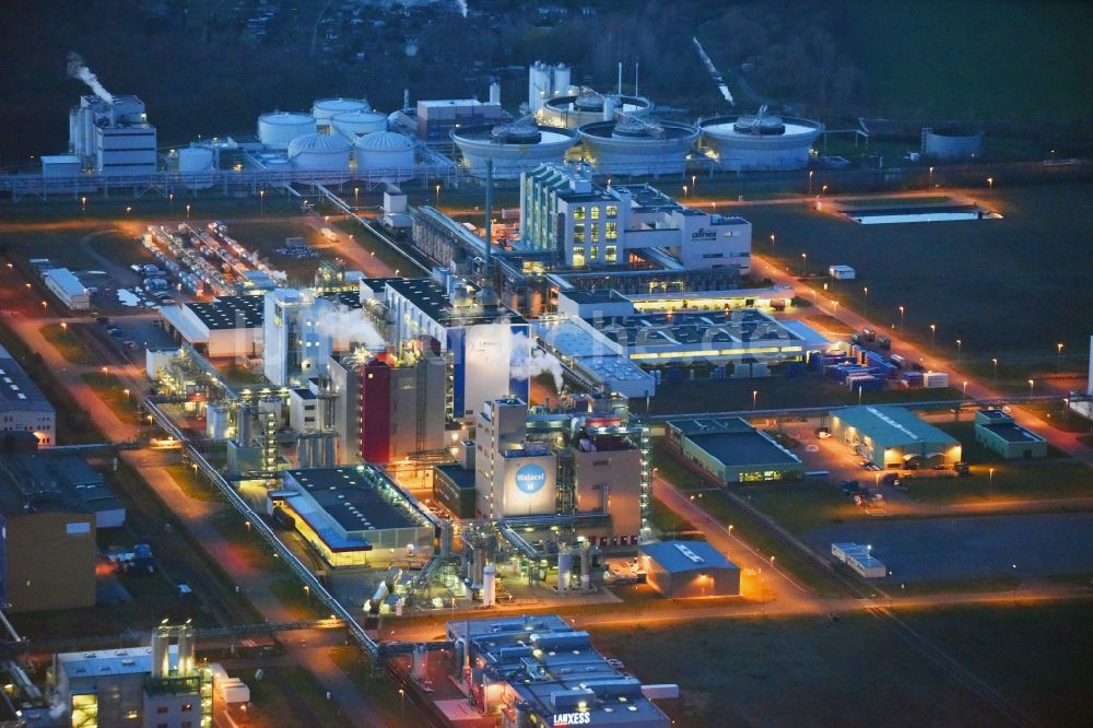 Bitterfeld-Wolfen bei Nacht aus der Vogelperspektive: Nachtluftbild Raffinerie- Werksgelände des Chemieproduzenten der Bayer Bitterfeld GmbH im Chemiepark im Ortsteil Greppin in Bitterfeld-Wolfen im Bundesland Sachsen-Anhalt