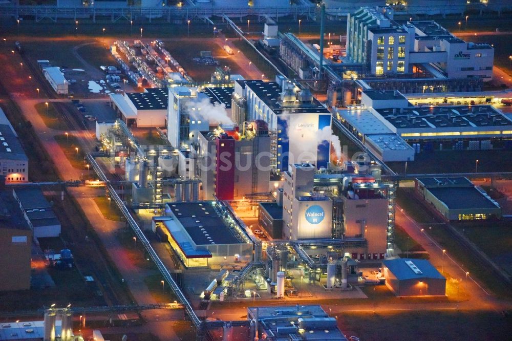 Nacht-Luftaufnahme Bitterfeld-Wolfen - Nachtluftbild Raffinerie- Werksgelände des Chemieproduzenten der Bayer Bitterfeld GmbH im Chemiepark im Ortsteil Greppin in Bitterfeld-Wolfen im Bundesland Sachsen-Anhalt