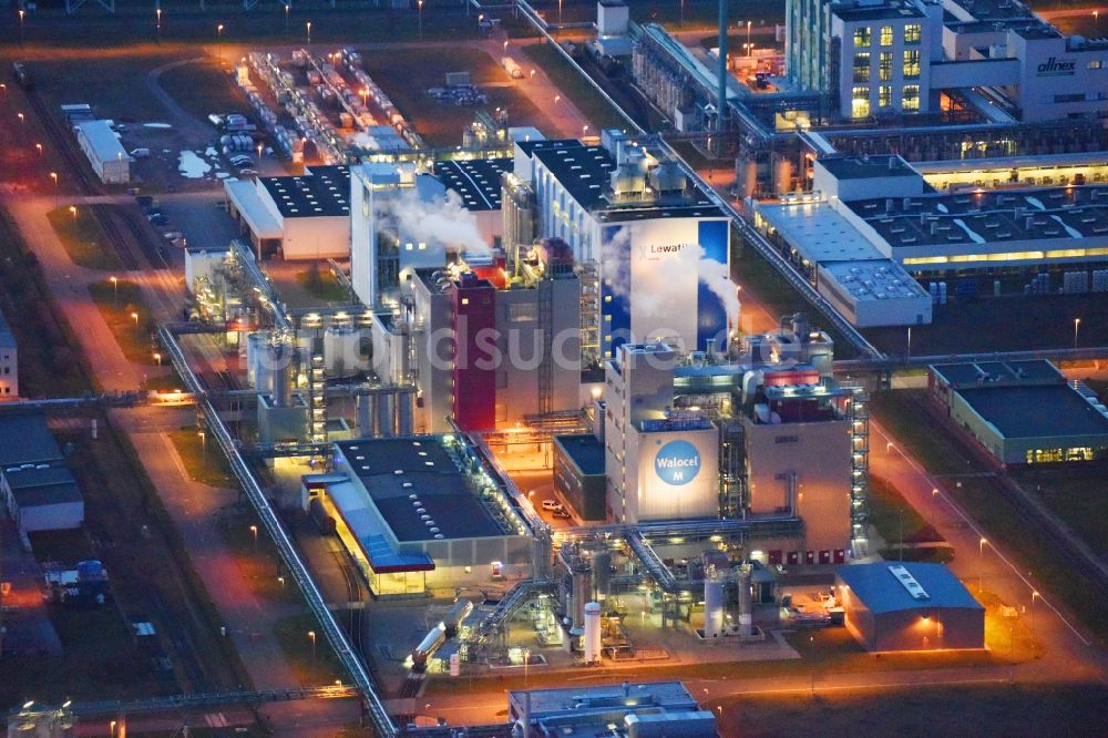 Bitterfeld-Wolfen bei Nacht von oben - Nachtluftbild Raffinerie- Werksgelände des Chemieproduzenten der Bayer Bitterfeld GmbH im Chemiepark im Ortsteil Greppin in Bitterfeld-Wolfen im Bundesland Sachsen-Anhalt