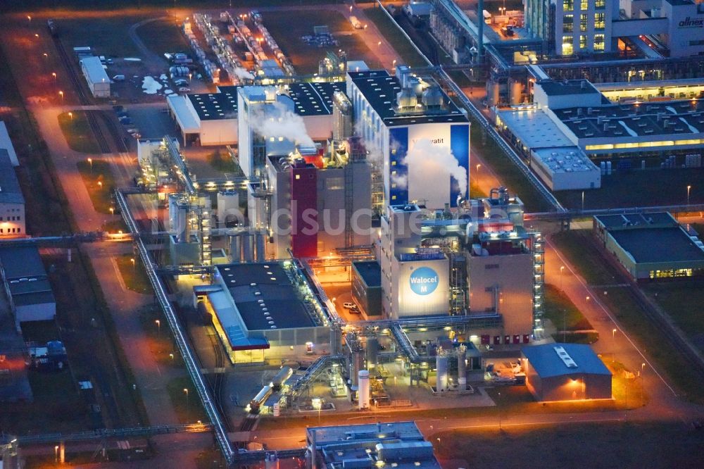 Nacht-Luftaufnahme Bitterfeld-Wolfen - Nachtluftbild Raffinerie- Werksgelände des Chemieproduzenten der Bayer Bitterfeld GmbH im Chemiepark im Ortsteil Greppin in Bitterfeld-Wolfen im Bundesland Sachsen-Anhalt