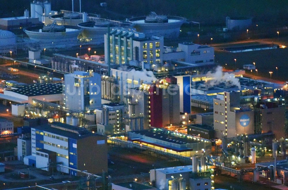 Nachtluftbild Bitterfeld-Wolfen - Nachtluftbild Raffinerie- Werksgelände des Chemieproduzenten der Bayer Bitterfeld GmbH im Chemiepark im Ortsteil Greppin in Bitterfeld-Wolfen im Bundesland Sachsen-Anhalt