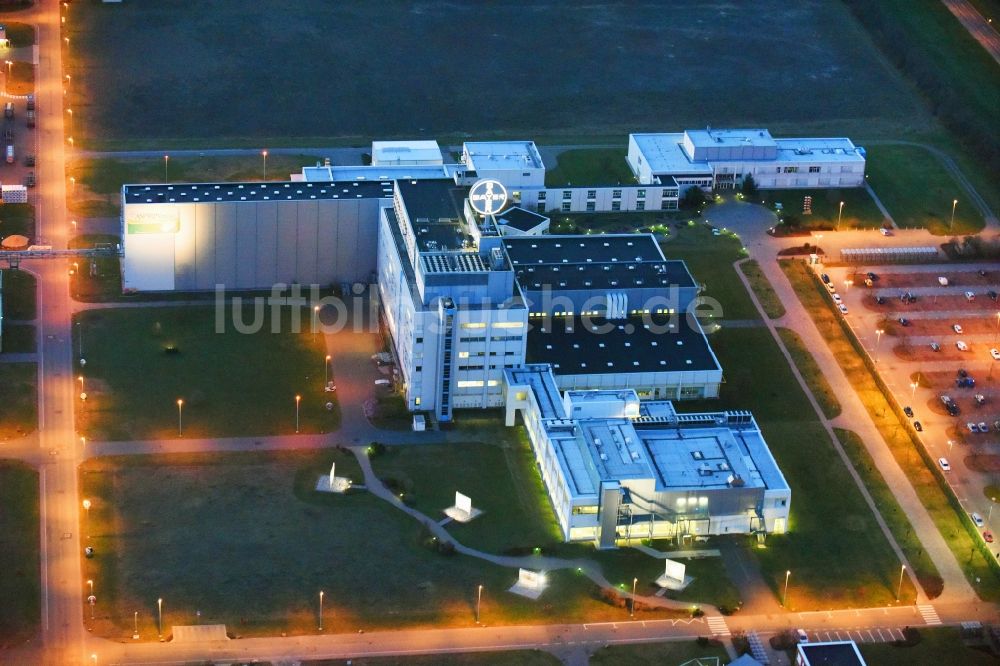 Bitterfeld-Wolfen bei Nacht aus der Vogelperspektive: Nachtluftbild Raffinerie- Werksgelände des Chemieproduzenten der Bayer Bitterfeld GmbH im Chemiepark im Ortsteil Greppin in Bitterfeld-Wolfen im Bundesland Sachsen-Anhalt