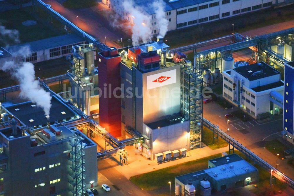 Nachtluftbild Bitterfeld-Wolfen - Nachtluftbild Raffinerie- Werksgelände des Chemieproduzenten Dow Deutschland Anlagengesellschaft mbH im Ortsteil Greppin in Bitterfeld-Wolfen im Bundesland Sachsen-Anhalt