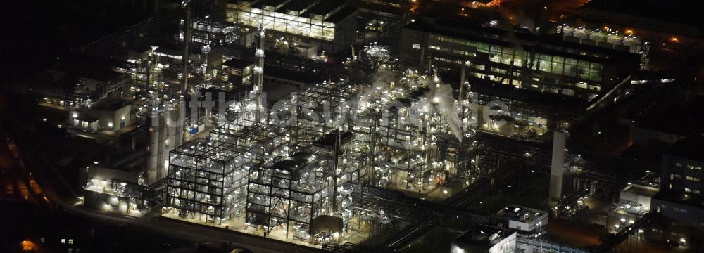 Nacht-Luftaufnahme Schkopau - Nachtluftbild Raffinerie- Werksgelände des Chemieproduzenten Dow Olefinverbund GmbH in Schkopau im Bundesland Sachsen-Anhalt